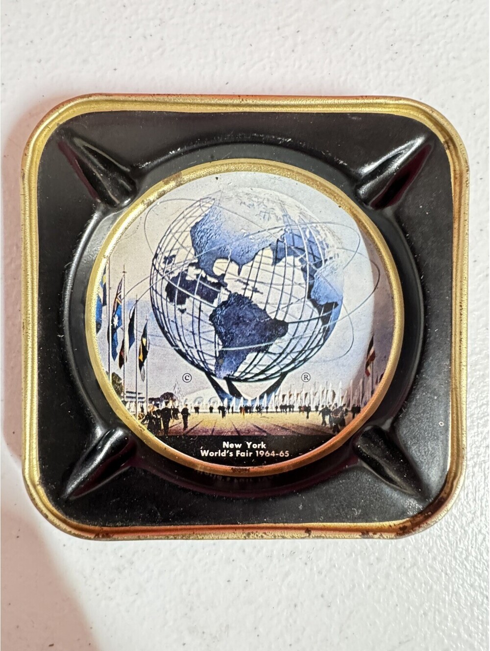 VINTAGE 1964 - 65 NEW YORK CITY WORLD'S FAIR MEDAL ASH TRAY APPROX 4 INCHES WIDE
